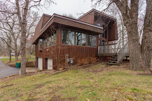 18 Elmwood Dr, Pine Island, MN 55963-9740
