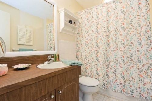 1049 Melissa Ln, North Bellmore NY  11710-1743 exterior