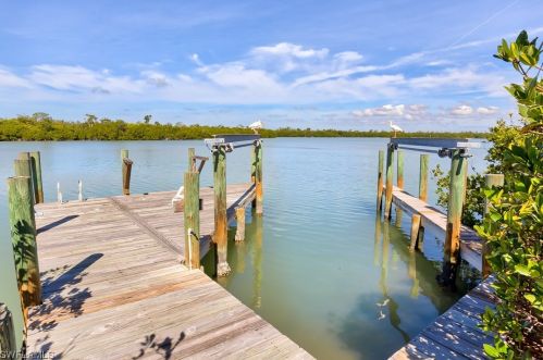 2629 Coconut Dr, Sanibel FL  33957-2005 exterior