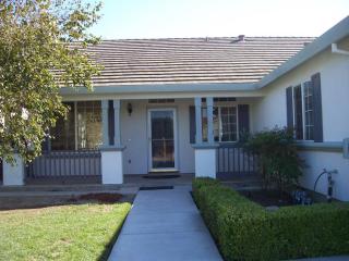 861 Robert Dr, Hollister, CA 95023-2404