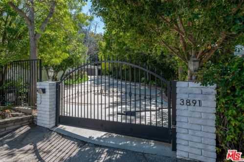 3891 Royal Woods Dr, Van Nuys, CA 91403-4219