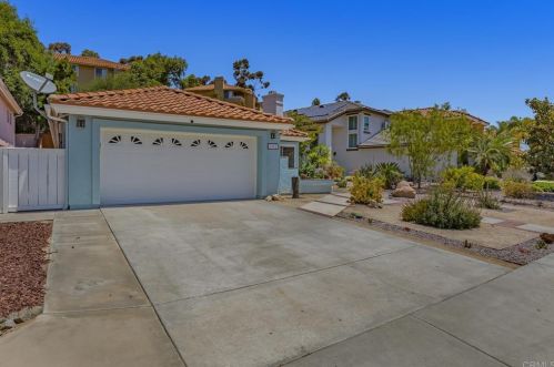 1552 Green Oak Rd, Vista, CA 92081-8744