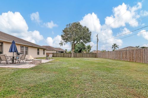 1910 Dorado Ln, Fort Pierce FL 34953-1826 exterior