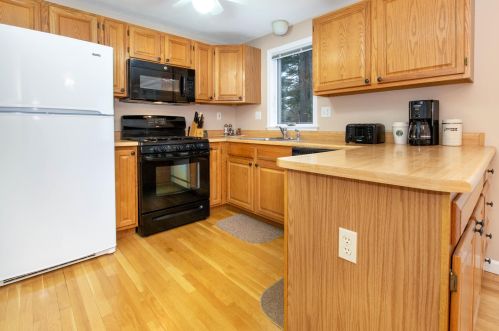 77 Dorchester Way, Nashua NH 03064-8121 exterior