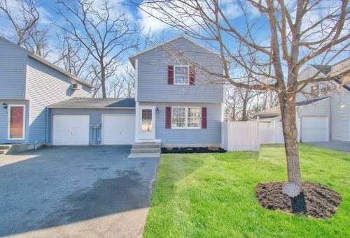 75 Glenmore St, Springfield, MA 01129-1064