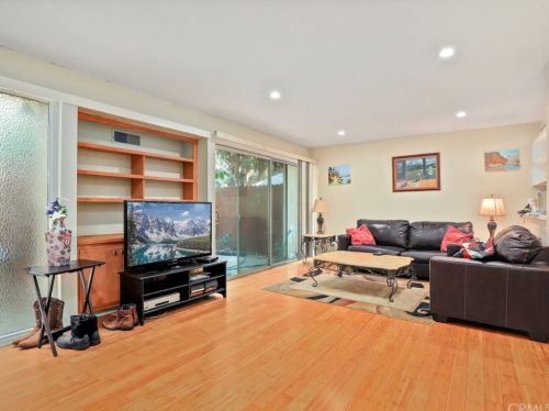 15540 Sherman Way, Van Nuys, CA 91406-4124