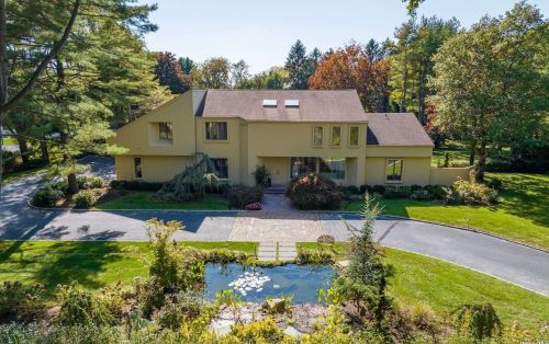 2 Deepwood Ct, Westbury, NY 11568-1006
