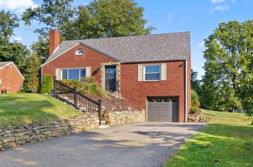 213 Springer Dr, Moon Twp, PA 15108-2525