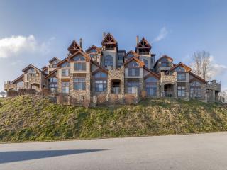 4 Chimney Crest Dr, Asheville, NC 28806-8724