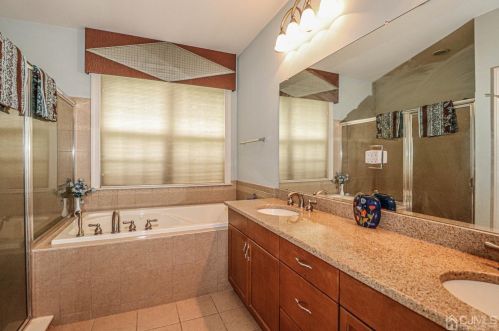 13 Ayers Ct, Metuchen NJ  08840-1172 exterior