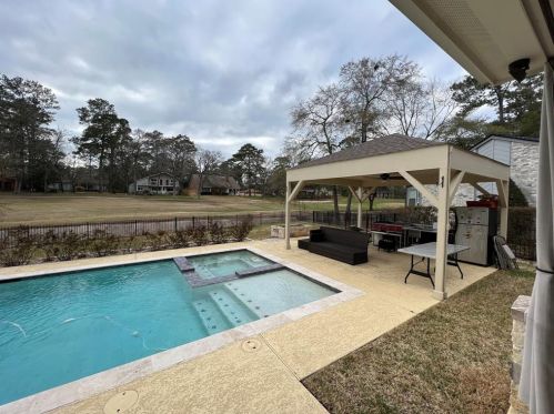 135 Apache Cir, Conroe TX  77304-1204 exterior