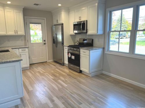 220 4th St, Deer Park NY  11729-5923 exterior