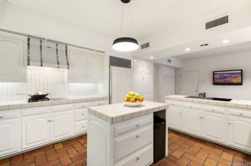 5242 Amestoy Ave, Van Nuys CA 91406-2112 exterior