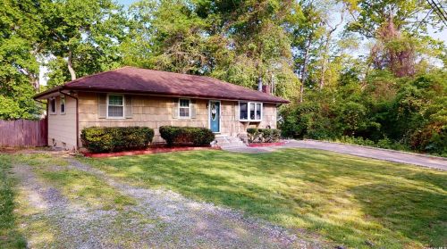 58 Upton Dr, Scotts Beach, NY 11789-2131