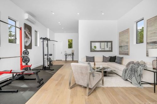 18067 Calvert St, Van Nuys CA 91316-1216 exterior