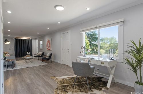 9411 Castlewood St, Oakland CA 94605-4415 exterior