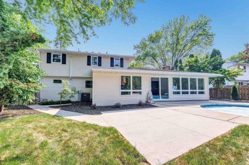 701 Briar Ln, Green Bay, WI 54301-1121
