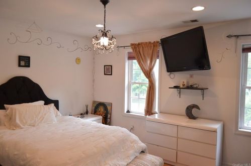 2 Drake Ln, White Plains NY  10607-2215 exterior