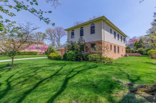 78 Meadow Woods Rd, Great Neck, NY 11020-1331