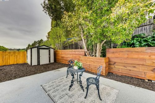 2421 Paloma St, Pinole CA 94564-1421 exterior