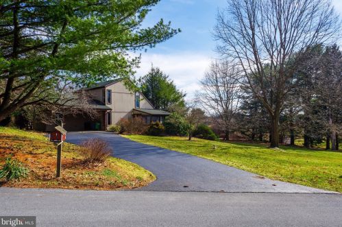 13 Banbury Sq, Hummelstown, PA 17036-9541