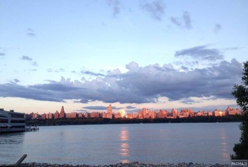 6215 City Pl, Edgewater NJ  07020-3175 exterior