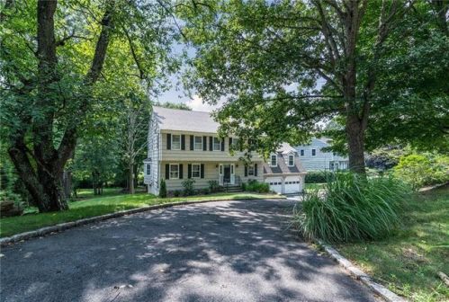 15 Blackberry Rd, Bridgeport, CT 06611-3981