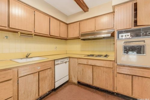 9 Foothill Ln, Elwood NY  11731-4106 exterior