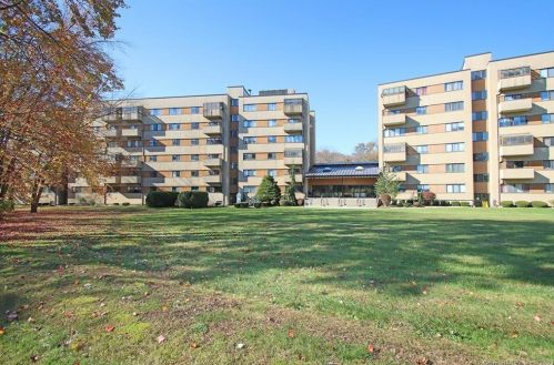 2 Putter Dr, Wallingford, CT 06492-5035