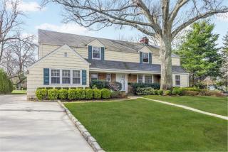 171 Schenck Cir, Hewlett, NY 11557-2227