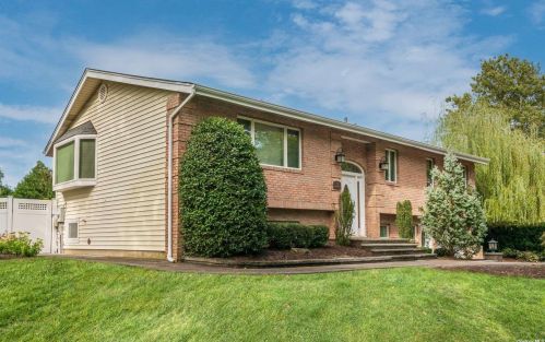 6 Cedar Crest Dr, Huntington Station NY  11746-6652 exterior