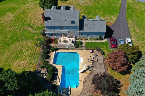 8 Menayas Ct, Washingtonville NY  10992-2032 exterior