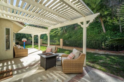 22114 Pamplico Dr, Santa Clarita CA  91350-2186 exterior