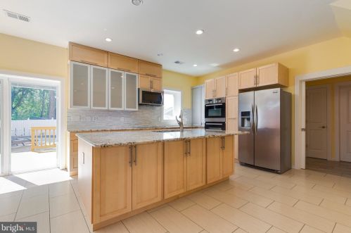 7439 Tillman Dr, Falls Church, VA 22043-1054