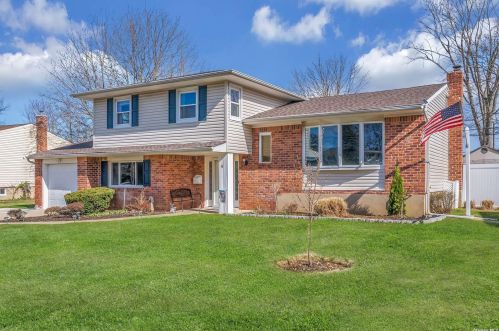 4 Suzanne Ln, Bethpage, NY 11714-1421