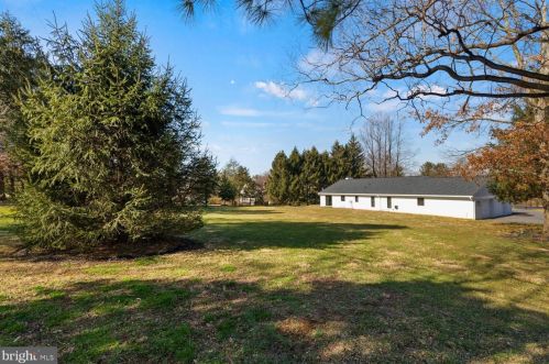 2146 Stonecrest Dr, Lancaster PA  17601-5437 exterior