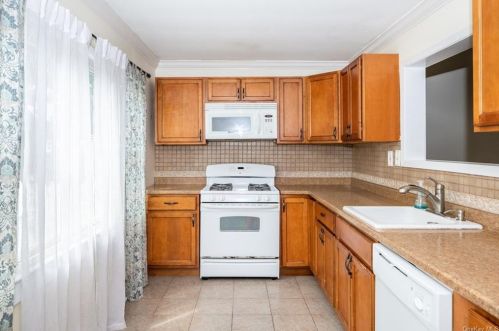 95 Schofield St, Bronx, NY 10464-1533