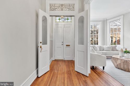 124 6th St, Washington, DC 20003-1132
