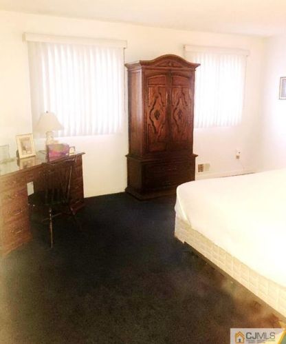 1 Kerry Ct, Old Bridge NJ  08857-2610 exterior