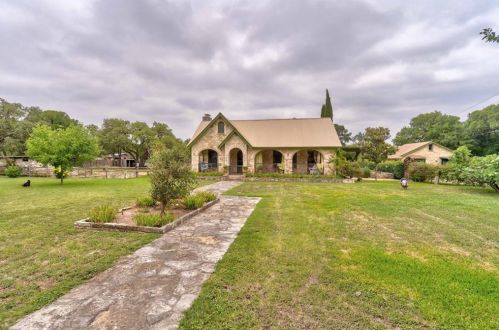 105 Creek Rd, Mount Sharp, TX 78620-3437