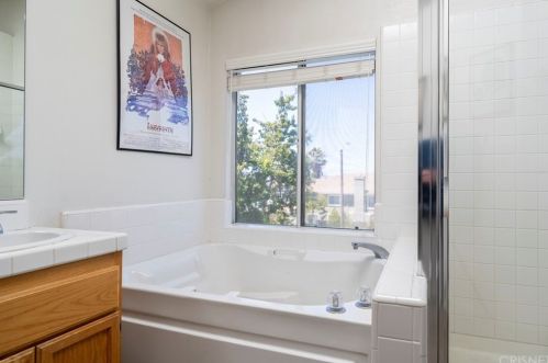 27543 Courtview Dr, Santa Clarita CA  91354-1601 exterior