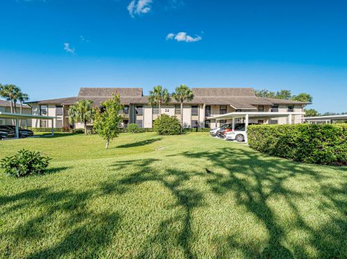 32 Plantation Dr, Vero Beach, FL 32966-8279