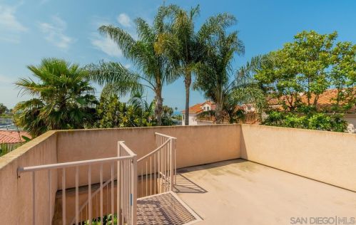 955 Agate St, San Diego CA  92109-1175 exterior