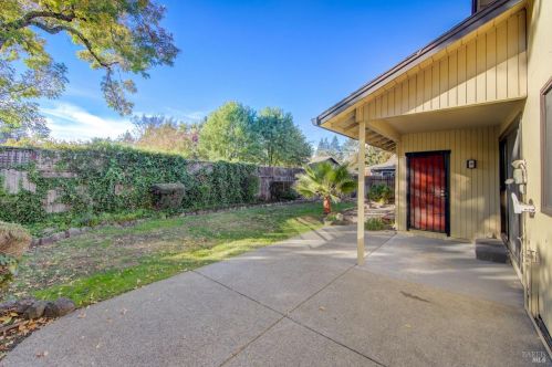 2415 Tamarisk Dr, Santa Rosa CA  95405-8435 exterior