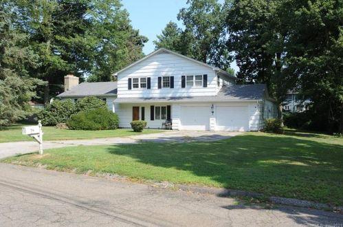 74 Fieldcrest Dr, Bridgeport, CT 06611-1643