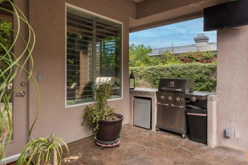 8 King Edward Ct, Rancho Mirage CA  92270-1621 exterior