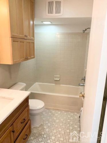 1338 Cricket Ln, Woodbridge NJ  07095-4404 exterior