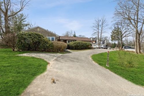 486 Wolf Hill Rd, Huntington Station, NY 11746-5725