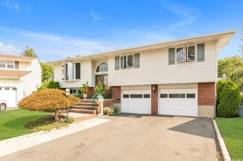 2111 Skipper Ct, North Bellmore, NY 11710-3011