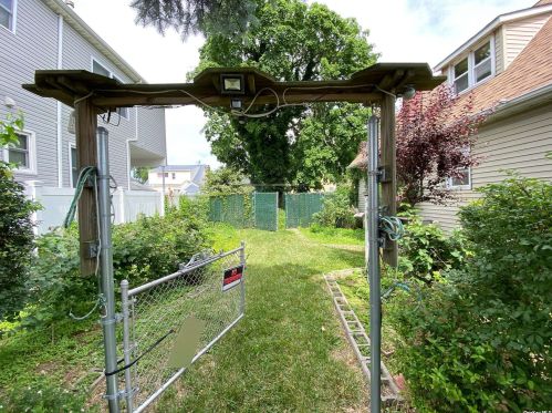 146 Stone St, Floral Park, NY 11003-2238